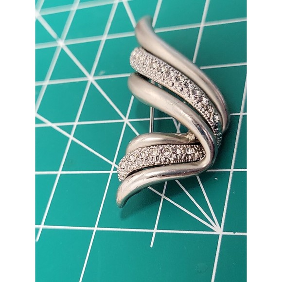 Vintage Silver Tone Rhinestone Pave Wave V Triple Strand Pin Brooch Beautiful - Picture 9 of 9